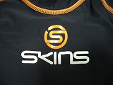 SKINS 胸のロゴ