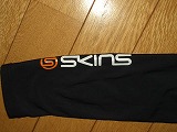 SKINS 腕のロゴ